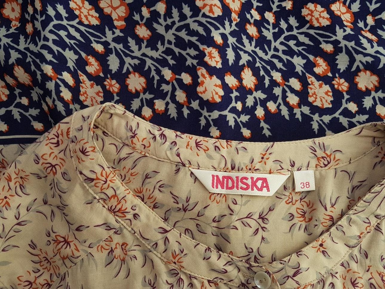 Indiska Size 38 Color Beżowy Roślinny Liście Crew Neck Tunika Zapinana Bluzka Długi rękaw Fabric Wiskoza 100%