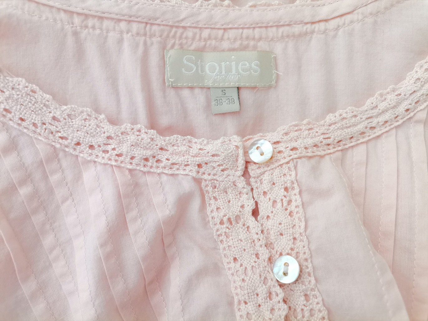 Stories Size S (36-38) Color Pudrowy Róż Okrągły dekolt Bluzka z guzikami na dekolcie Długi rękaw Fabric Bawełna 100%