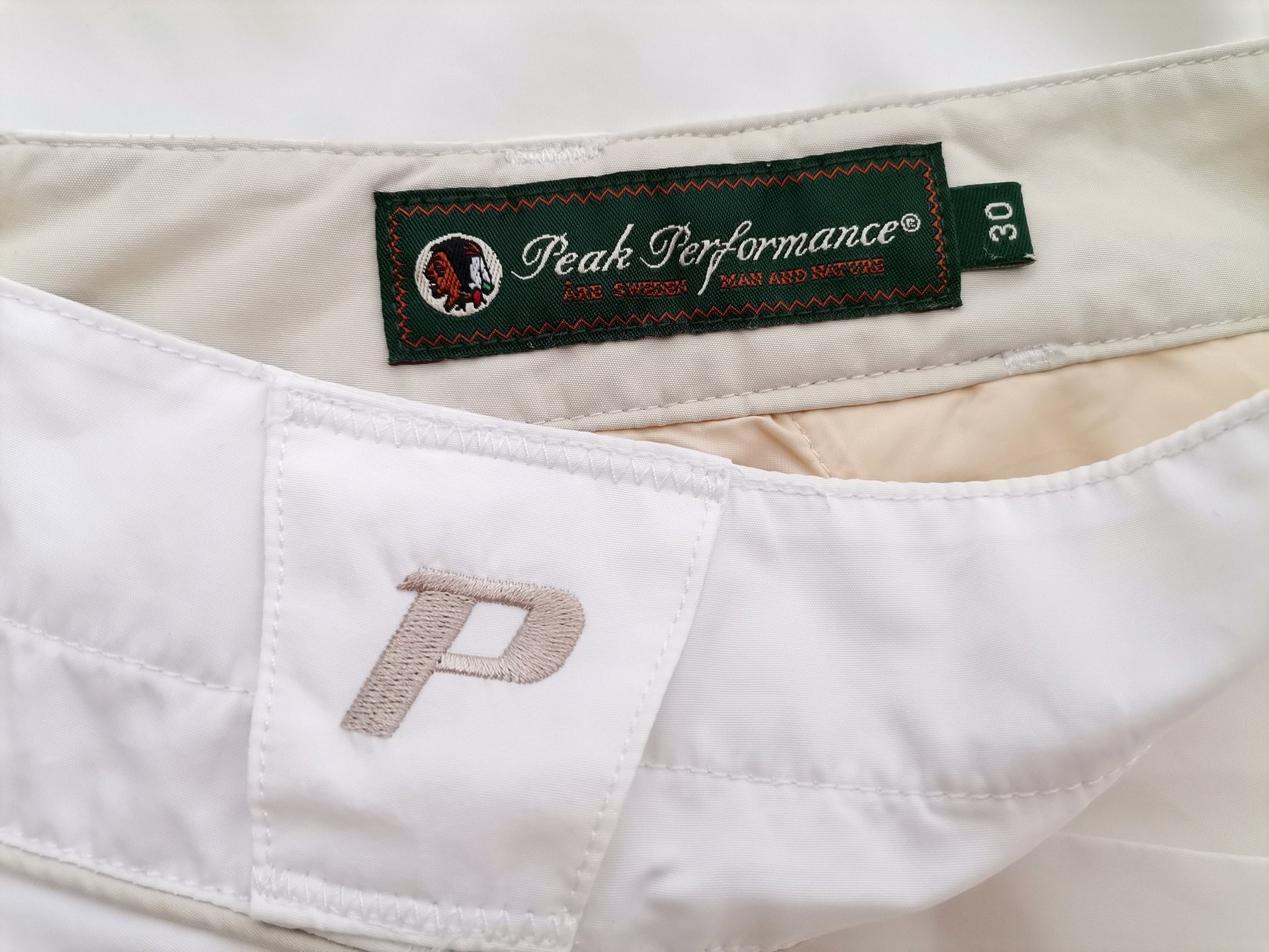 Peak performance Size 30 (42) Color Biały Spodnie Casual