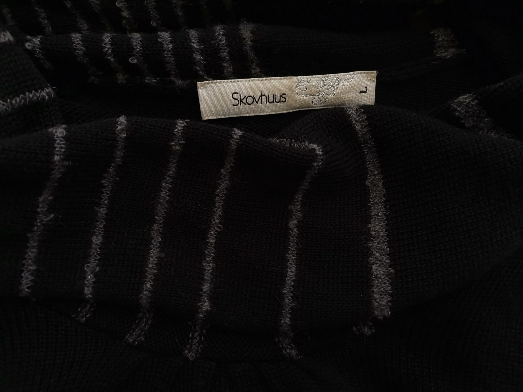 Skovhuus Size L Color Czarny Drapowany dekolt Tunika Bluzka Dzianina Krótki rękaw Fabric Akryl