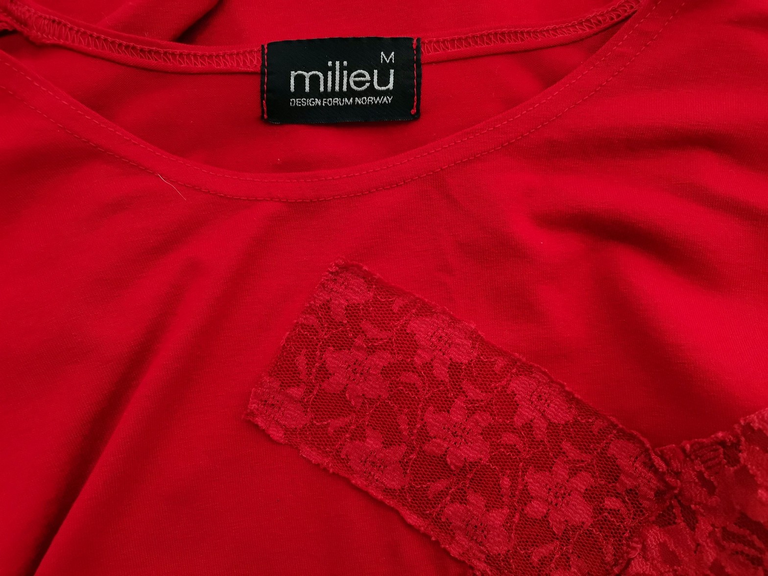 Milieu Size M Color Czerwony Crew Neck Bluzka Długi rękaw Fabric Wiskoza