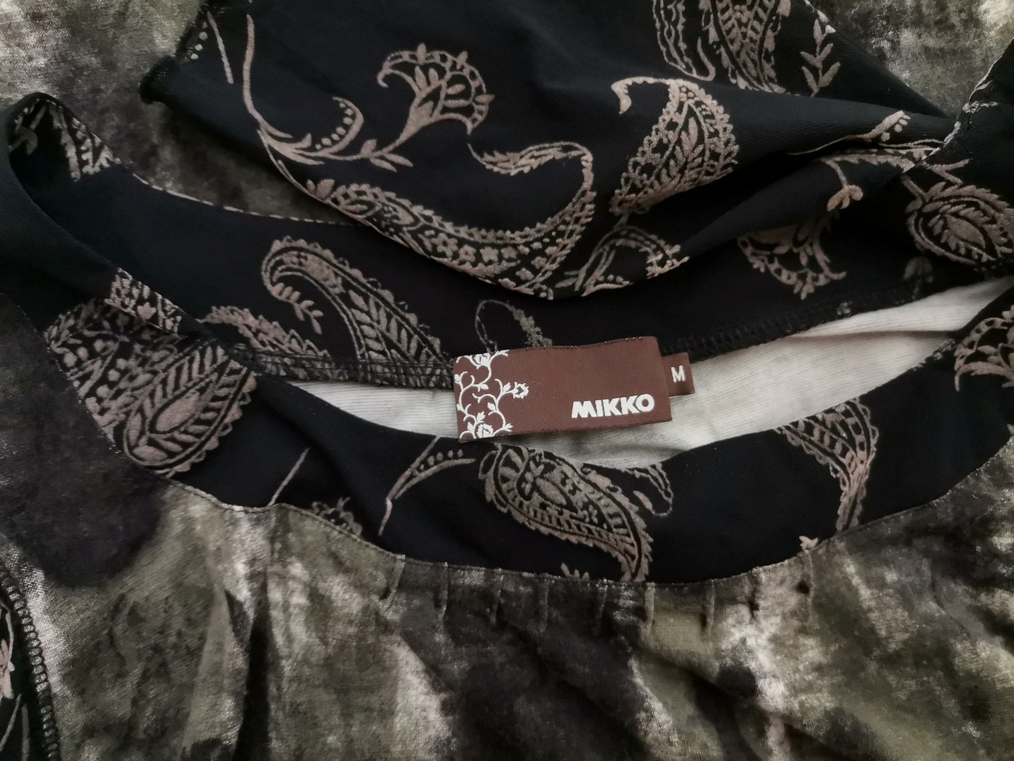 Mikko Size M Color Czarny Kwadratowy dekolt Sukienka Prosta Długi rękaw Do Kolan Fabric Wiskoza