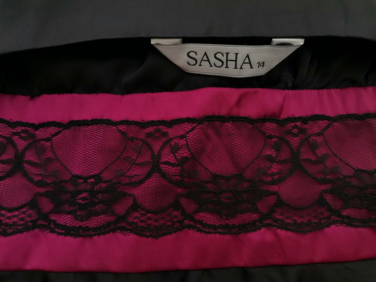 Sasha Size 14 (42) Color Czarny W serek Sukienka Trapezowa Krótki rękaw Midi