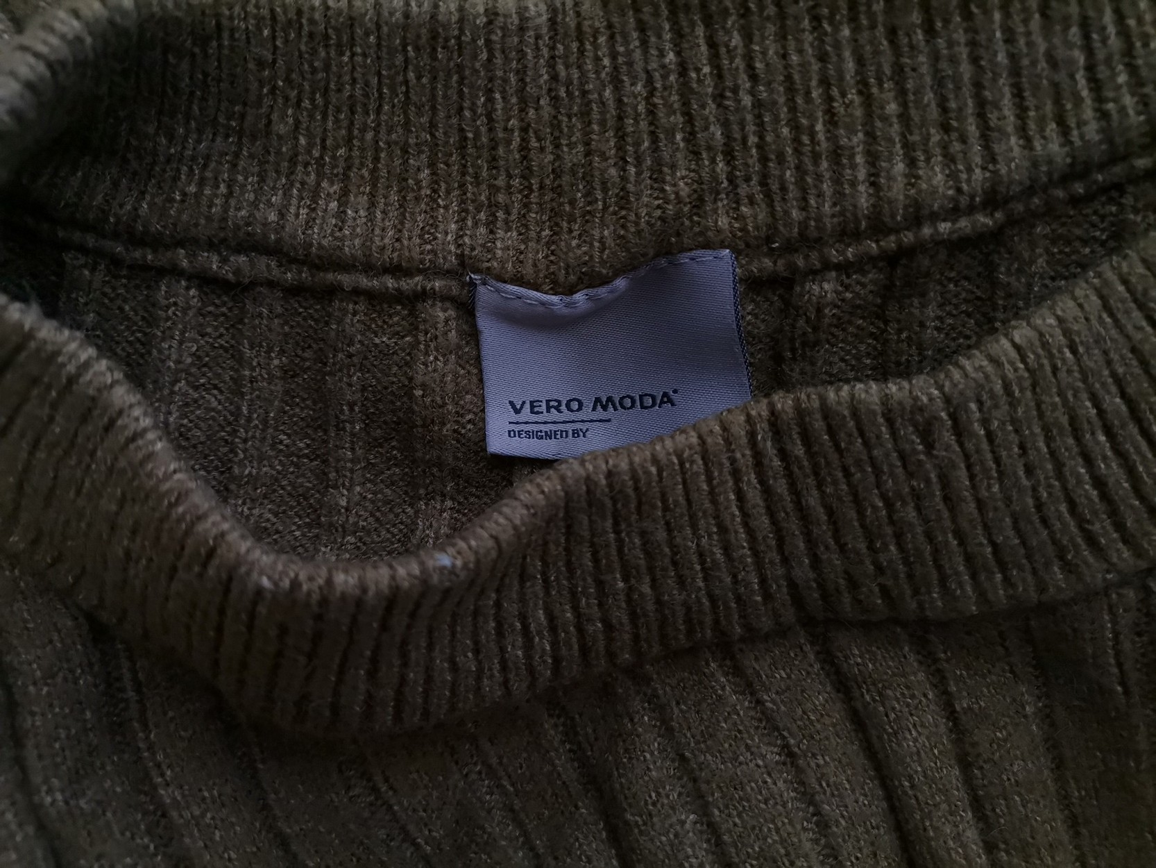 Vero moda Size M Color Khaki Crew Neck Sweter Długi rękaw Fabric Wiskoza Gruba dzianina