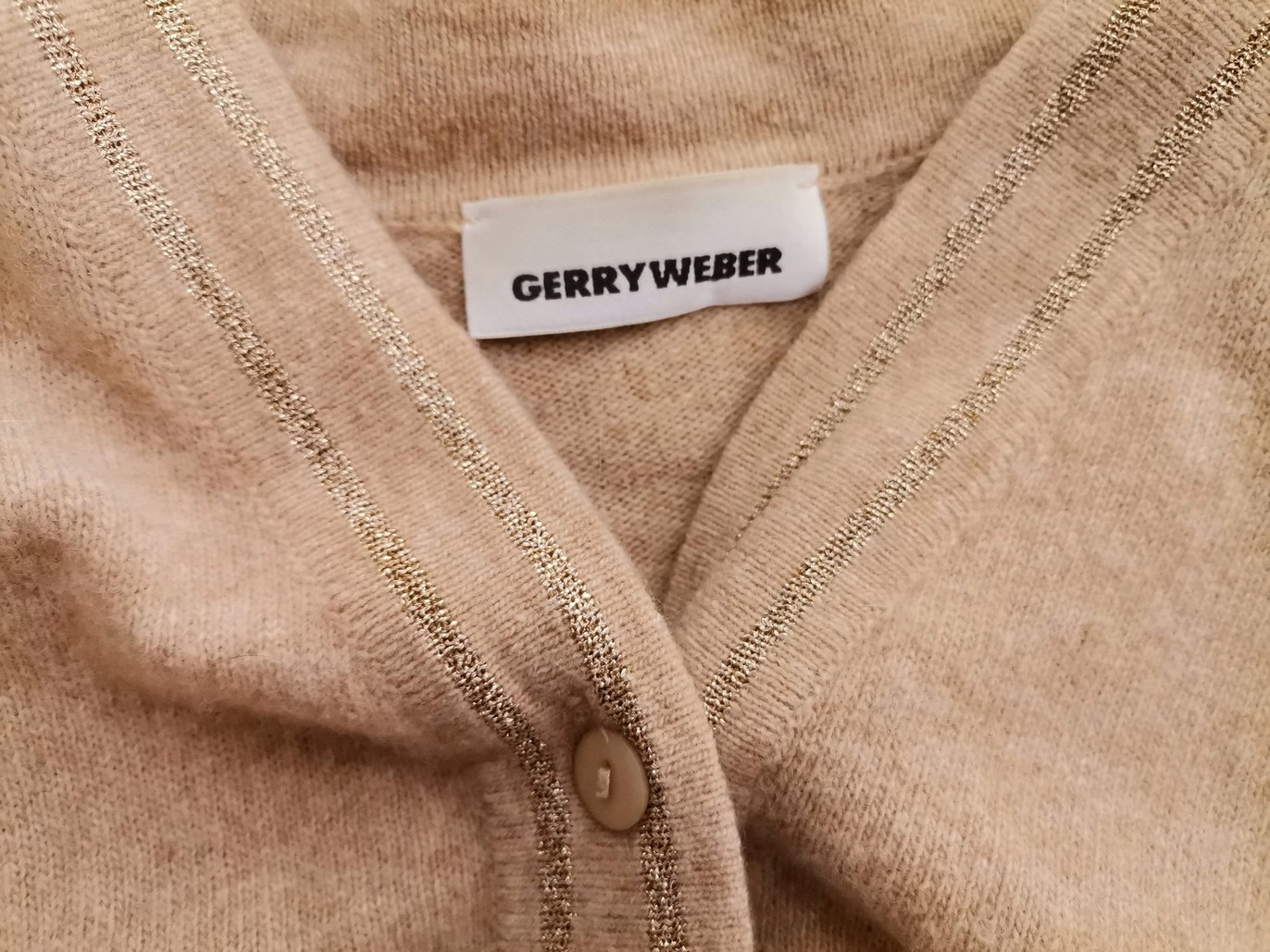 Gerry weber Size 40 Color Beżowy W serek Kardigan Zapinany Długi rękaw Fabric Wełna Cienka dzianina