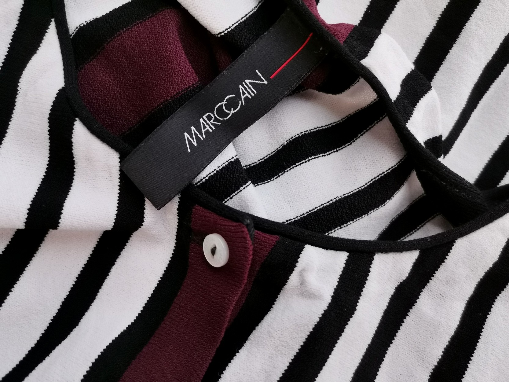 Marc Cain Size 2 (38) Color Biały Pasy Okrągły dekolt Kardigan Zapinany Długi rękaw Fabric Wiskoza Cienka dzianina