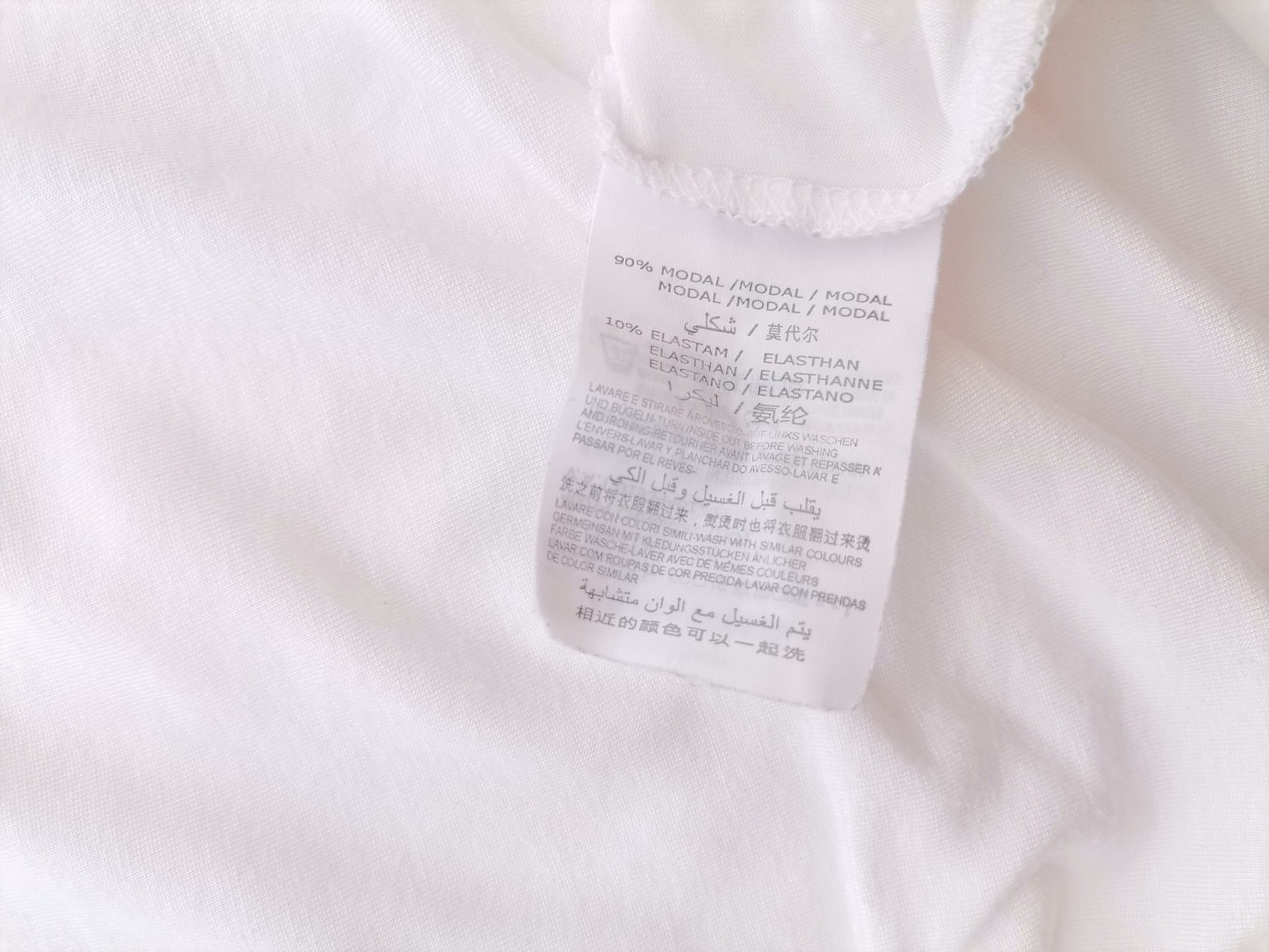 Guess by Marciano Size 3 (40) Color Biały Okrągły dekolt T-Shirt Krótki rękaw Fabric Modal