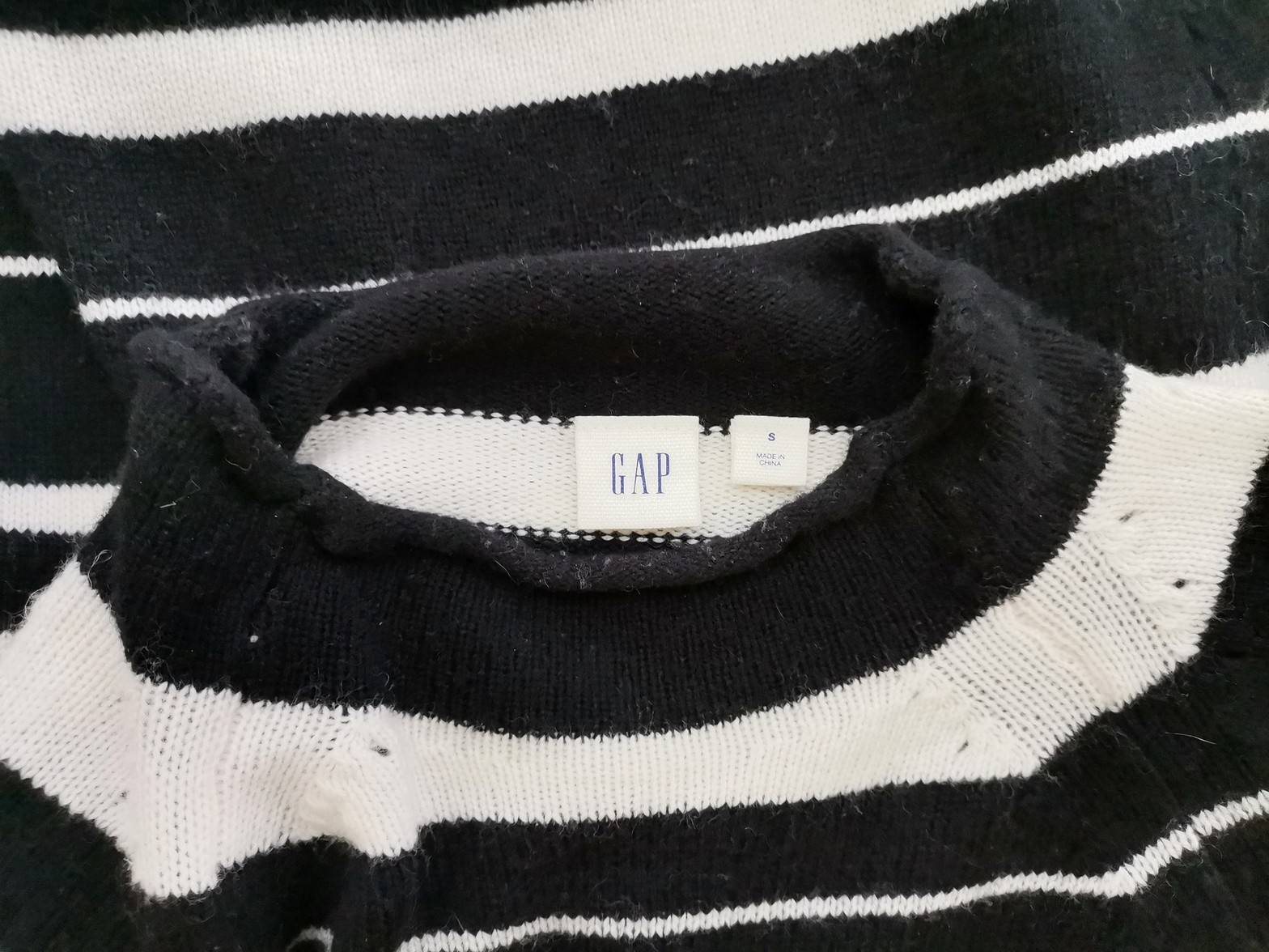 Gap Size S Color Czarny Pasy Pół golf Sweter Długi rękaw Fabric Wełna Merino Cienka dzianina