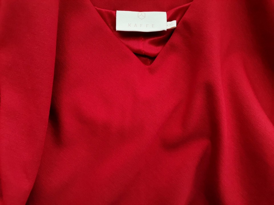 Kaffe Size XXL Color Czerwony W serek Sukienka Prosta Rękaw 3/4 Midi Fabric Wiskoza